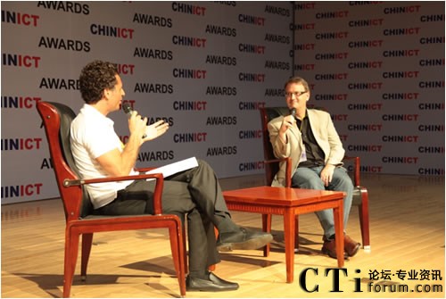 RIM 公司開發(fā)者關系和生態(tài)系統(tǒng)開發(fā)副總裁Alec Saunders(右)與 CHINICT創(chuàng)始人及大會主持人Franck Nazikian(左)在臺上對談移動操作平臺的發(fā)展趨勢